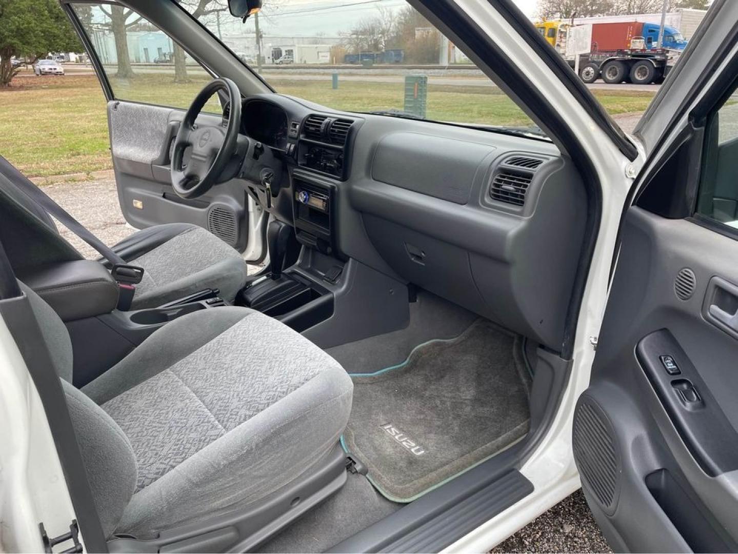 2001 white /Grey Isuzu Rodeo LS (4S2CK58W114) with an V6 engine, Auto transmission, located at 5700 Curlew Drive, Norfolk, VA, 23502, (757) 455-6330, 36.841885, -76.209412 - Photo#13